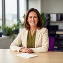 Martine de Vries in een kantoor met houten tafel